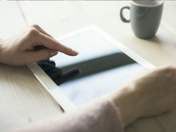 imagen de una persona haciendo gestiones en un dispositivo electrónico para representar los límites a facturar sin ser autónomo