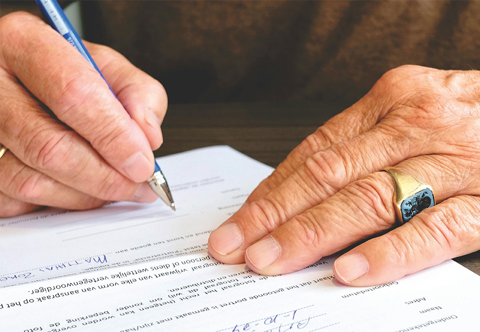 Imagen de una persona firmando un papel tras el asesoramiento legal para empresas de Afixcal