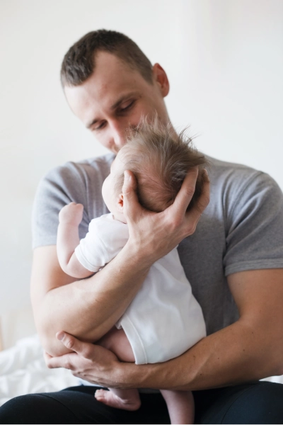 imagen de un padre con su hijo tras la baja por paternidad como autónomo tramitado por Afixcal