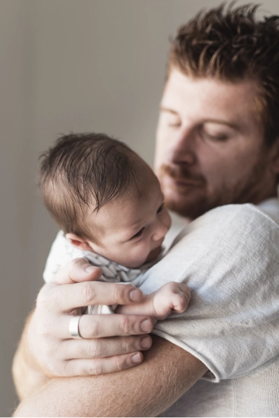 Imagen de un trabajador autónomo con la baja de paternidad