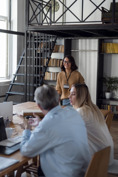 Imagen de una reunión empresarial para crear un holding de empresas