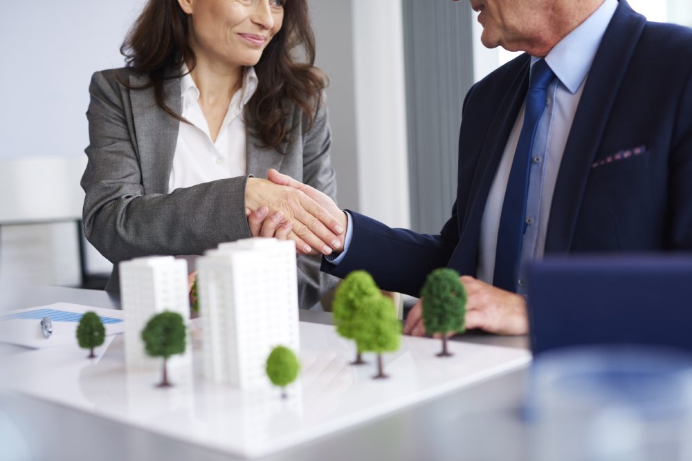 Comprar una vivienda a nombre de una empresa en España: ventajas, riesgos y cuándo compensa